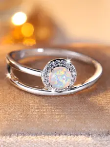 A new four-claw round ring made of synthetic crystal and zirconium oxide, featuring a stylish and vintage design, suitable for everyday wear by women attending weddings, Cluster Ring