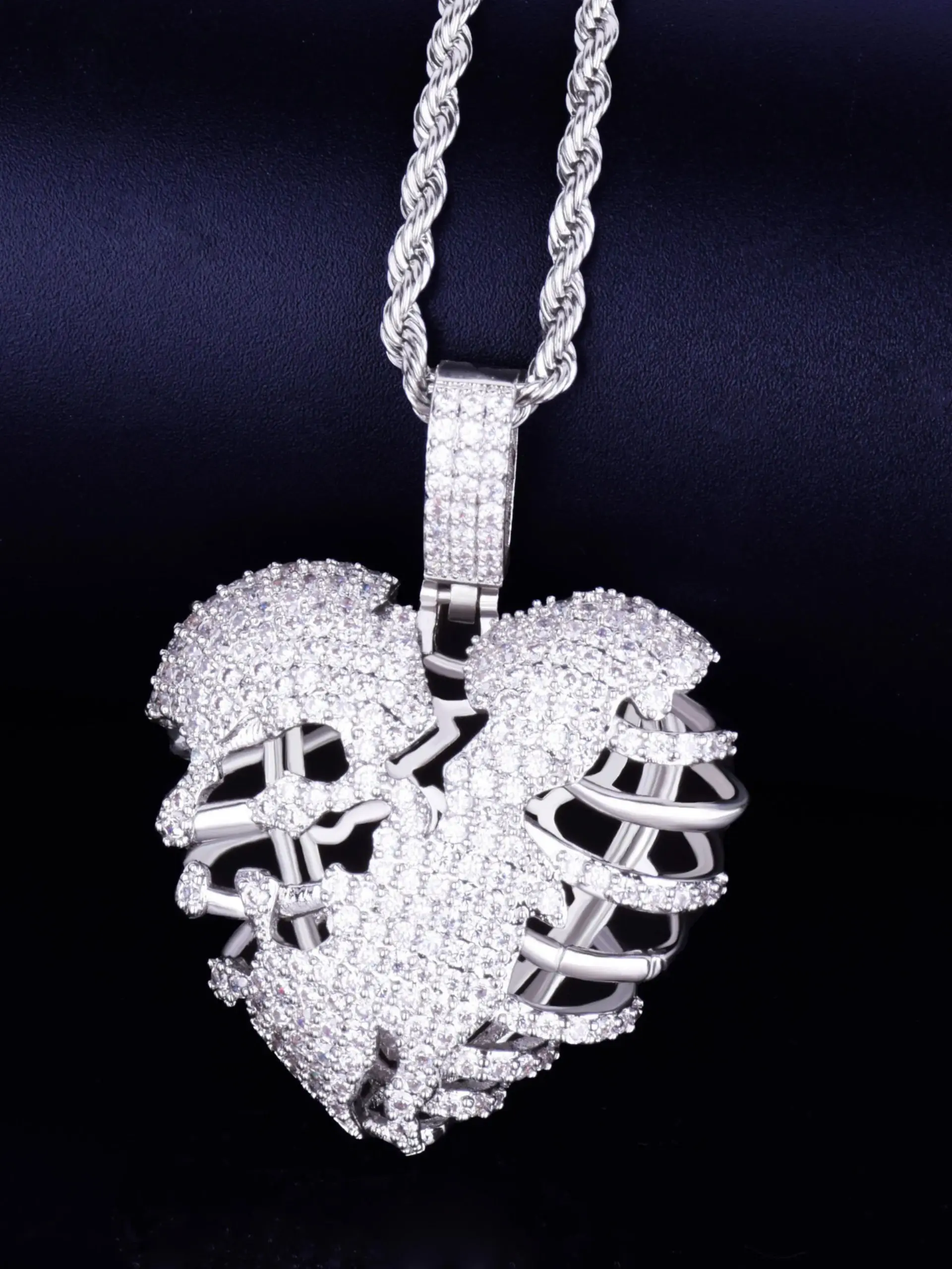 Bone Joint Heart Hip Hop Pendant Necklace Jewelry for Men and Women, Copper Material, Fashionable Casual Style, Perfect Gift Idea