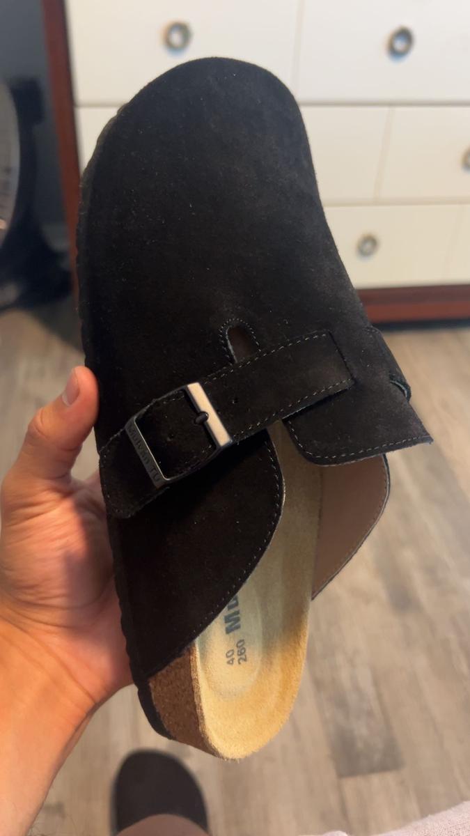 Item: Black, Women us9-9.5 / Men us7-7.5 (40)