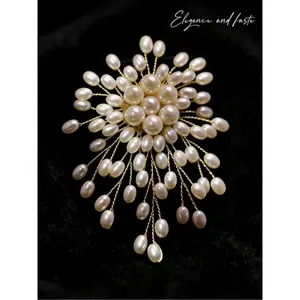 Elegant Handmade Pearl Flower Brooch for Women Fashionable All-Occasion Accessory Pure Handcrafted Jewelry Decoration Bouquet Daisy Pin with Secure Clip Type