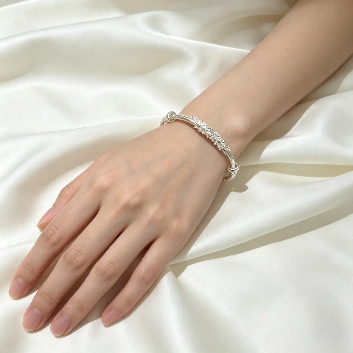 Chinese Style Elegant Flower-Embossed Zinc Alloy Silver-Plated Adjustable Open Bangle Bracelet, Fashion Accessory Gift for Women