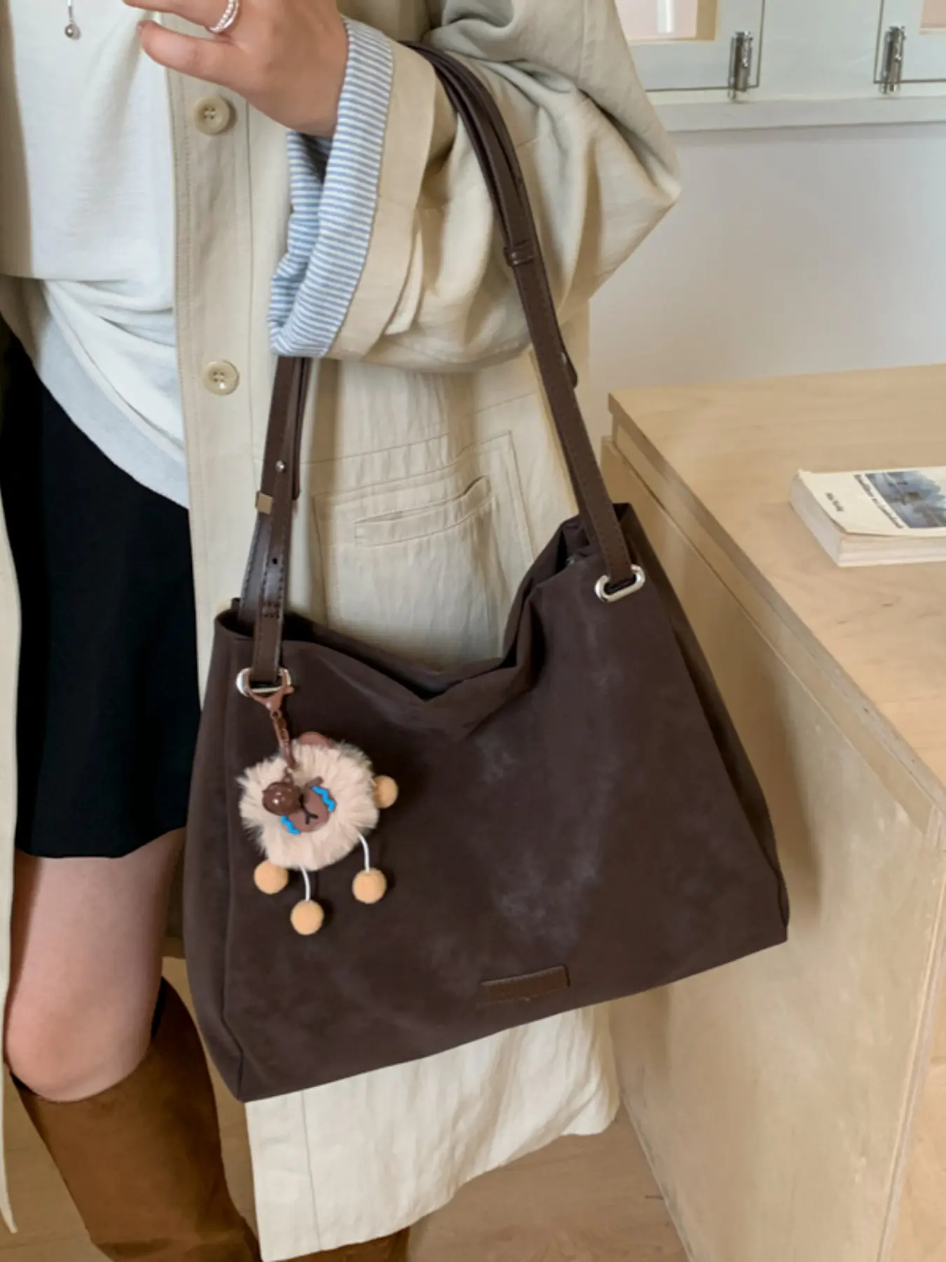 New Matte Large Capacity Tote Shoulder Bag, Vintage Underarm Commuter Fashion, Versatile High-Quality Handbag for Women, Trendy Commuting Bag, Casual Commuting Bag, Fashionable Casual Bag