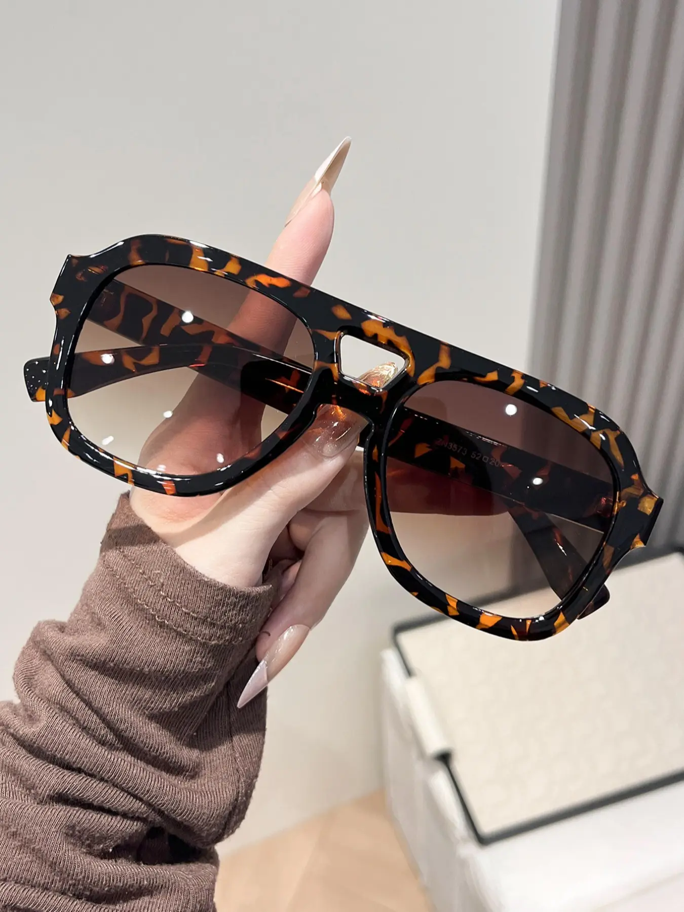 Women's Sleek Tortoiseshell Sunglasses, Signature Shades, Fashionable Summer Beach Accessories, Stylish Eyewear for Women, Perfect for Outdoor Activities
