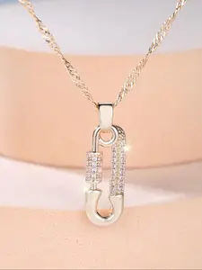 1 Piece Luxury Fashion White Synthetic Zirconia Golden Paperclip Pendant Inlaid Zircon CZ Bling Ladies Elegant Necklace Ladies High Feeling Party Jewelry Birthday Gift Fashion Jewelry Accessories
