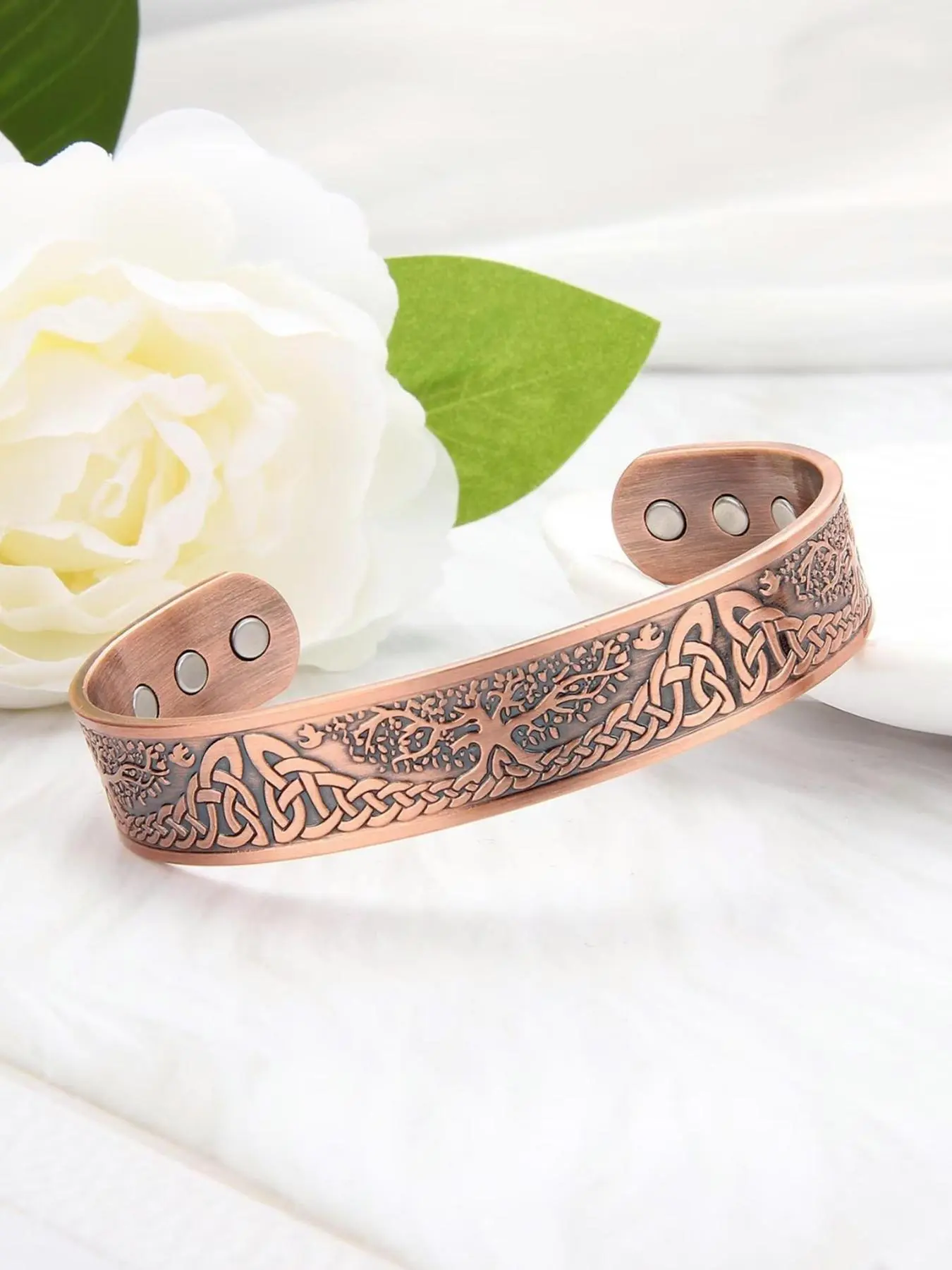 Fashionable men's adjustable copper bracelet - 99.99% pure copper with 3500 gauss magnets. An excellent Father's Day gift. Suitable for both men and women. Versatile for daily wear. Perfect for giving to elders or friends.