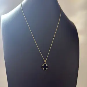 Cadena de flor oscura