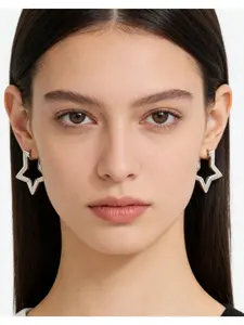 European and American style trendy pentagram-shaped ear clips, women's light luxury hand-polished earrings, 18K gold earrings. They are worth having, versatile for daily wear, parties, and leisure.