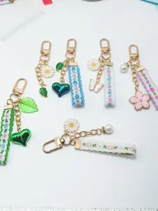 Cute Daisy Keychain Pendant, Creative Chain Hanging Decoration, Fabric Bud Key Ring, Floral Cloth Strip Key Holder