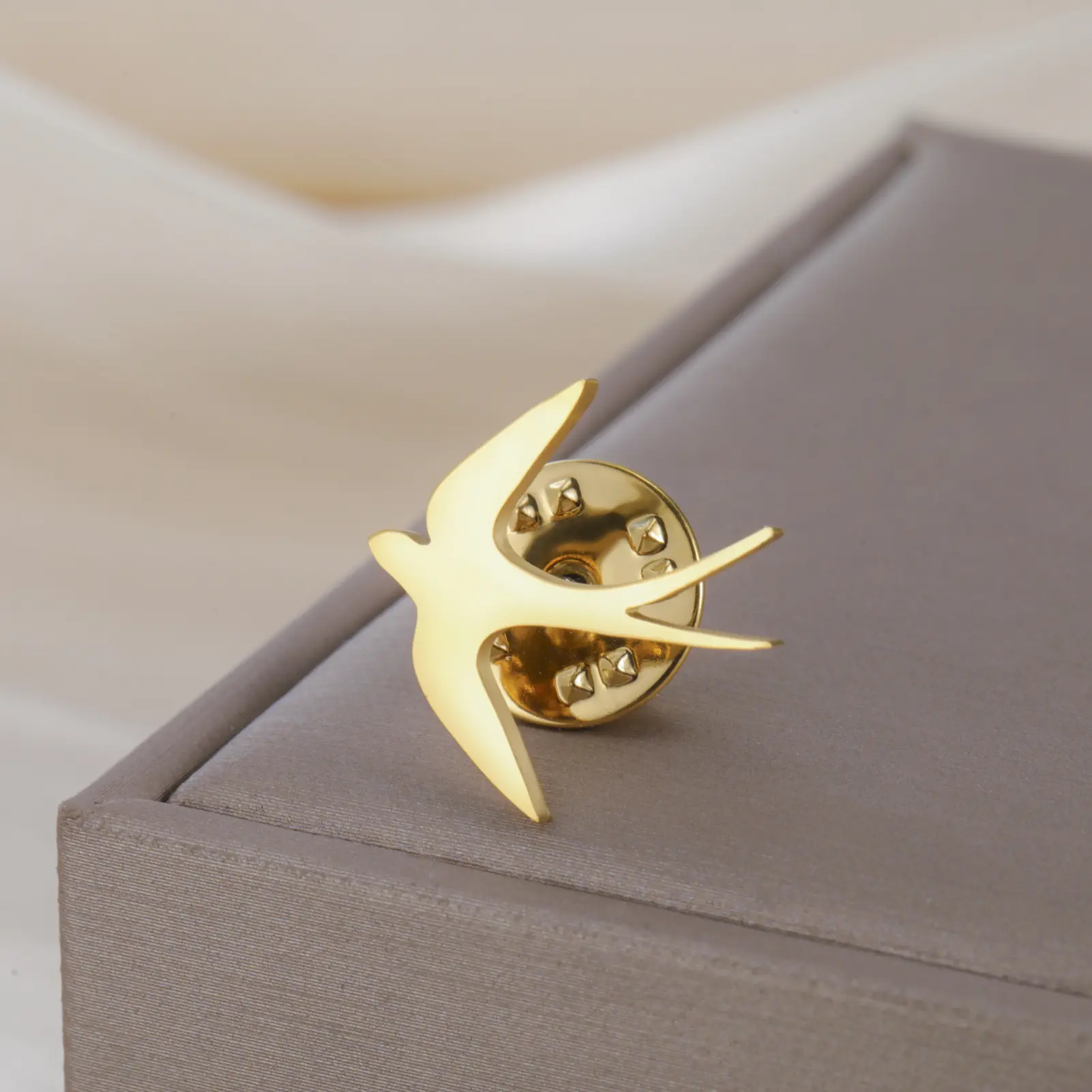 Cazador Stainless Steel Swallow Bird Pin Brooch for Women Gold Color Suit Collar Badges Trendy Jewelry Wholesale New 2026 Gift