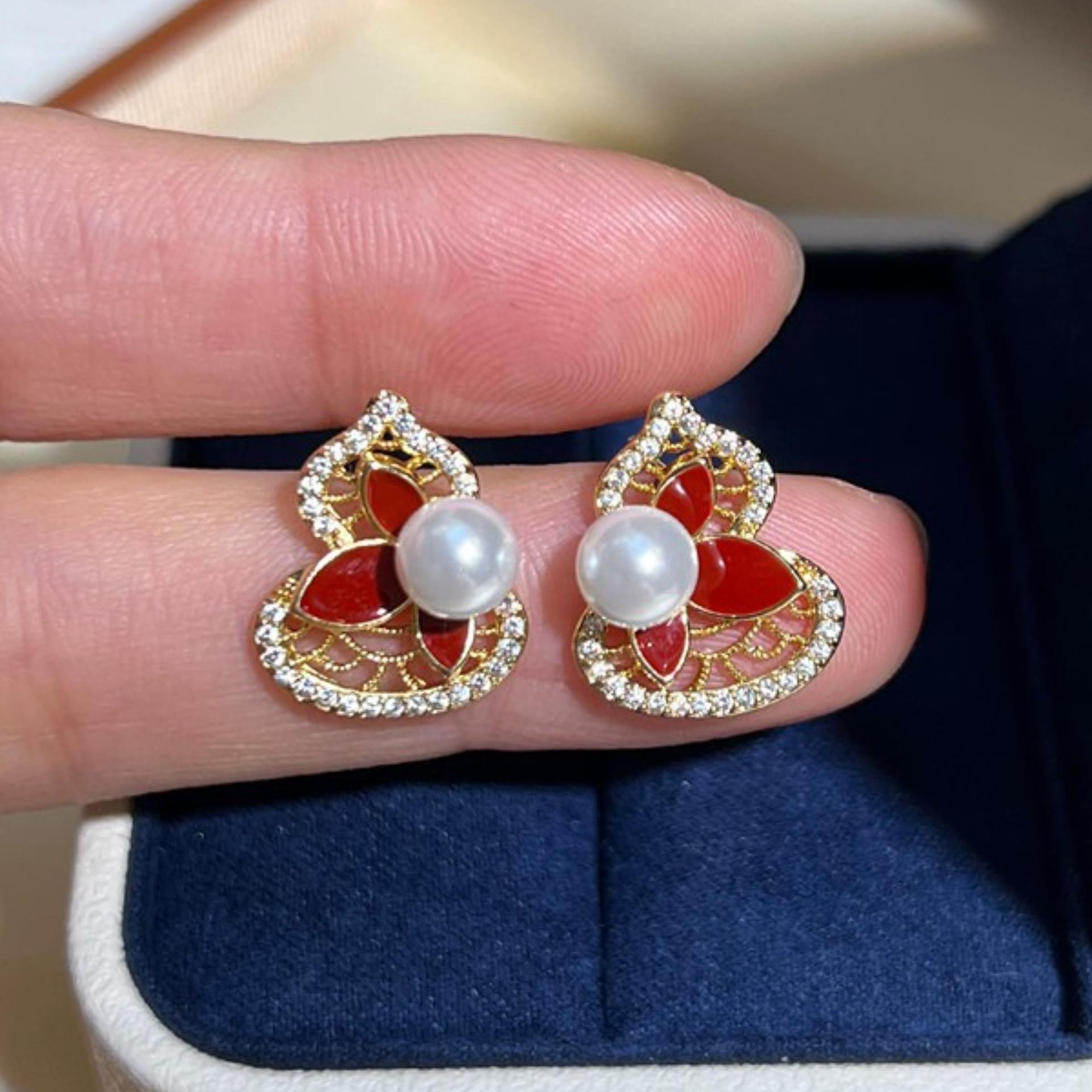 2026 New Hollow Gourd Flower Mother of Pearl Earrings Lucky Zodiac Light Luxury Jewelry Gift shell pearl