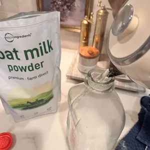 Cliente disfrutando Leche de Cabra Premium™ en desayuno