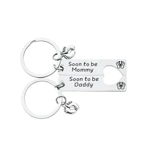 Pregnancy Announcement Keychain Set – Mommy & Daddy To Be Gifts for Expecting Parents | Baby Shower & Gender Reveal Keepsake Gift