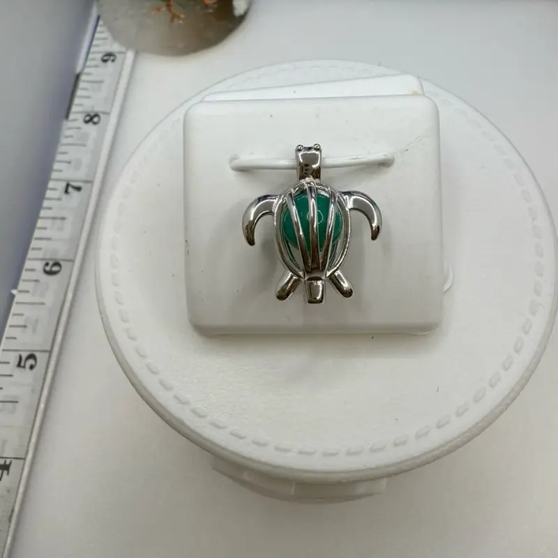 925 sterling silver turtle  high quality opens you can change the stone it’s inside it’s quartz(( cadena con dije de plata el tortuga se abre puedes cambiar la piedra es un cuarzo verde bonito