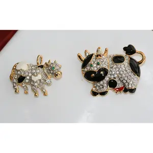 Vintage Sparkling Crystal Rhinestone COW Brooch/Pin, Barn Animals Pin, Country Brooch