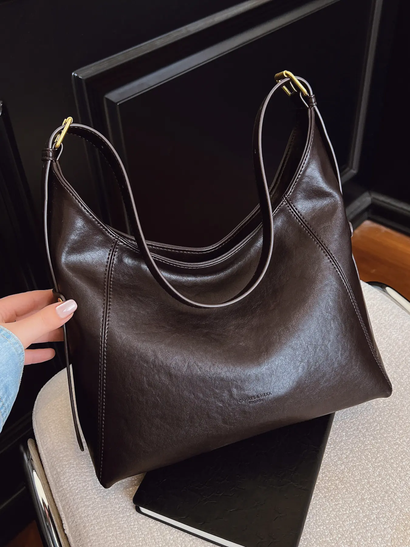 Low key dark tone high-end tote bag, large capacity space design, wide shoulder strap underarm bag type, casual, simple and versatile, can accommodate tablets and files, suitable for daily commuting and shopping, Crossbody Shoulder Bag Casual Bags