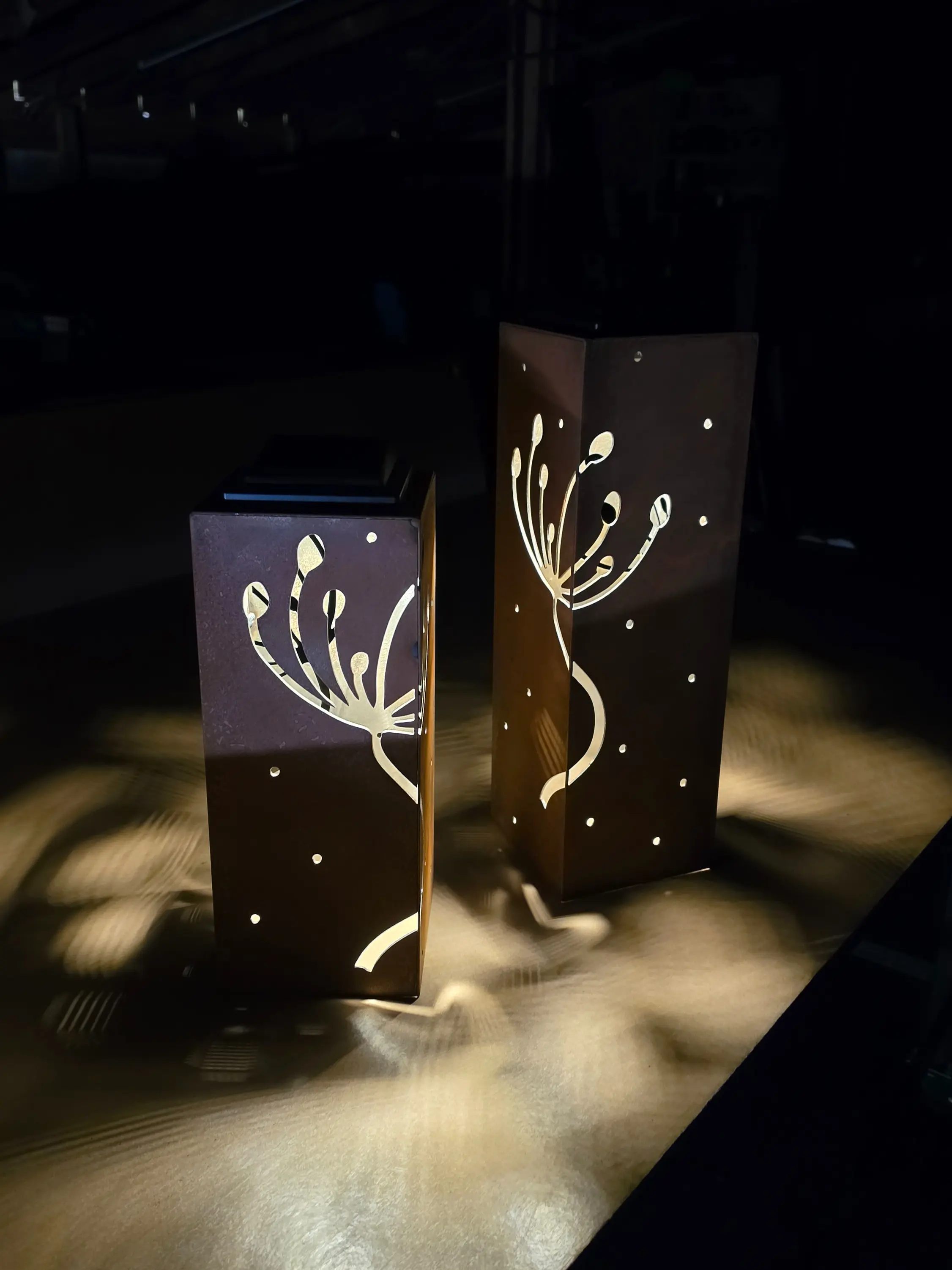 Windswept Solar Pillar Light - Cold Rolled Steel Outdoor Garden Decor, Patio Sculpture Statue with Plastic Feet for Home Improvement Night Illumination