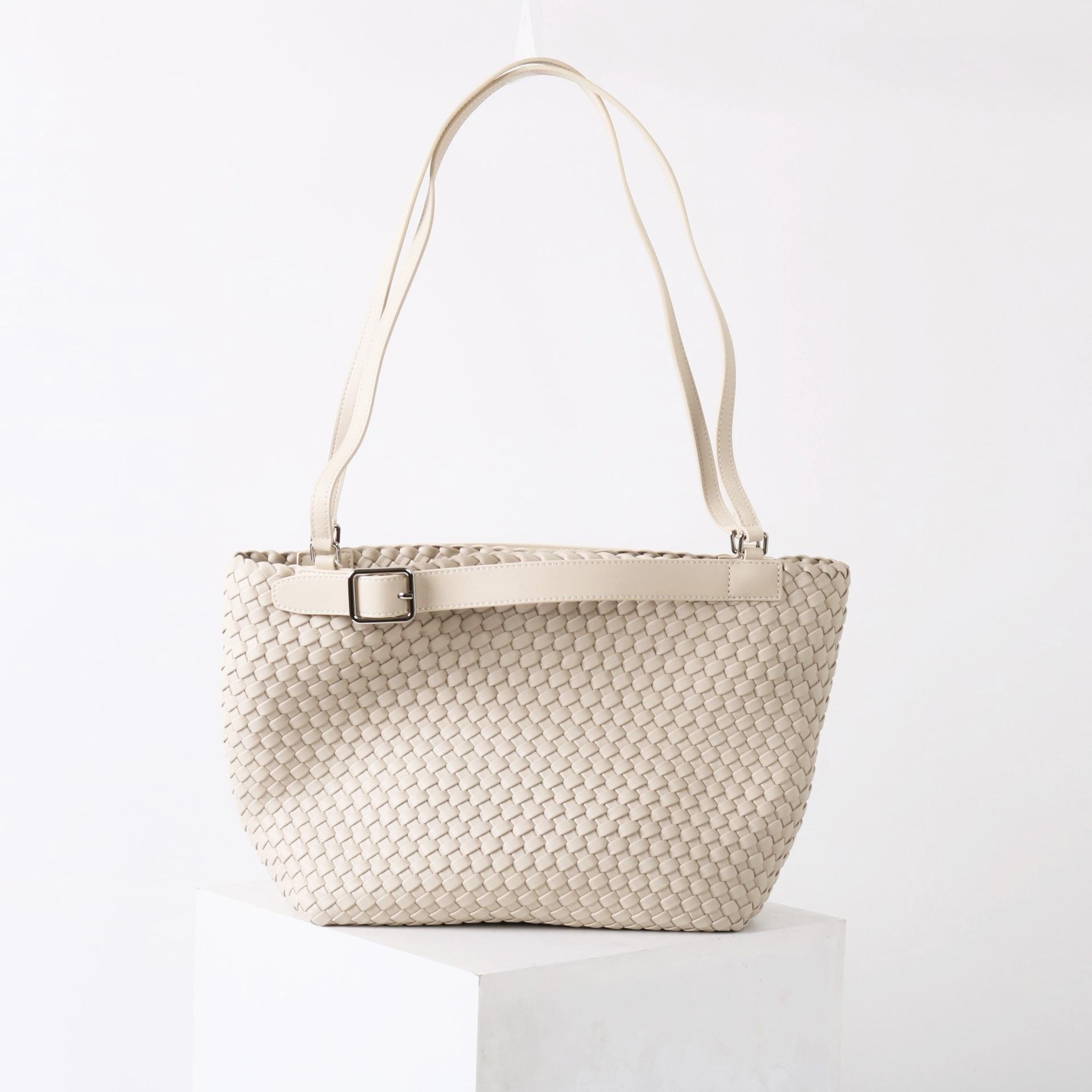 Elegant Woven Leather Shoulder Bag for Women Large Capacity Tote Stylish Durable Design Perfect for Everyday Use