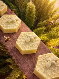 HONEYCOMB & OATS Hand Made Soap - Exfloiant & Nourishing HONEYCOMB & OATS Hand Made Soap - Exfloiant & Nourishing