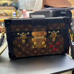 Pre-owned Louis Vuitton LV Shoulder Bag with Monogram Pattern and Gold Hardware Classic Design