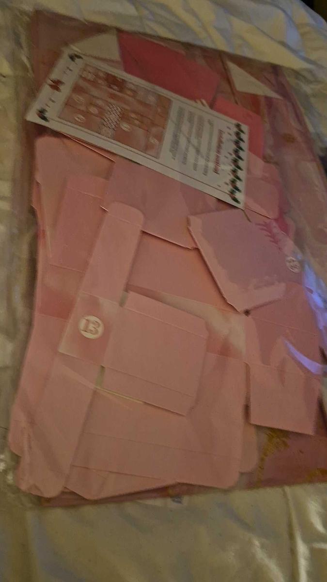 Item: Pink, 1 set (includes 24 small boxes)