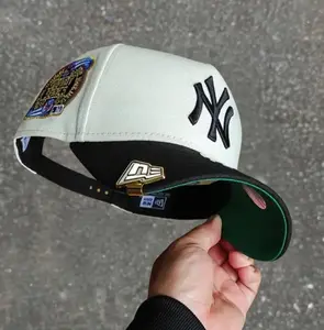 9FORTY New York Yankees 1999 World Series Side Patch Cap – Cream & Black Adjustable Hat with Red NY Logo