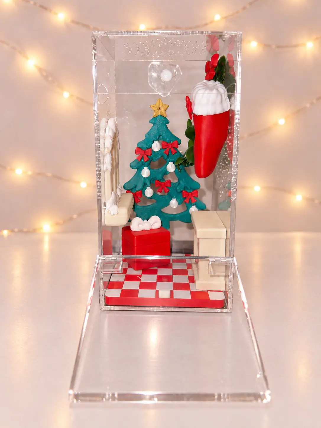 **ACCESSORIES ONLY** Cozy Holiday Spider Enclosure | Complete Decorated Habitat with Stocking Hide, Christmas Tree Climbing Wall & Snowy Window Ledge