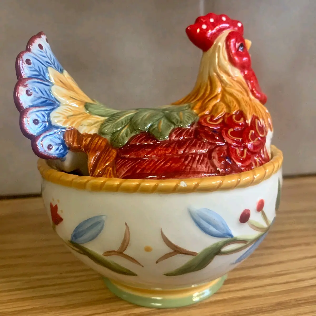Vintage Fitz & Floyd condiment jar without the original spoon.   This is a rare find for collectors of country farmhouse-style kitchenware.   The colorful, hand-painted ceramic bowl and lid features a figural rooster design