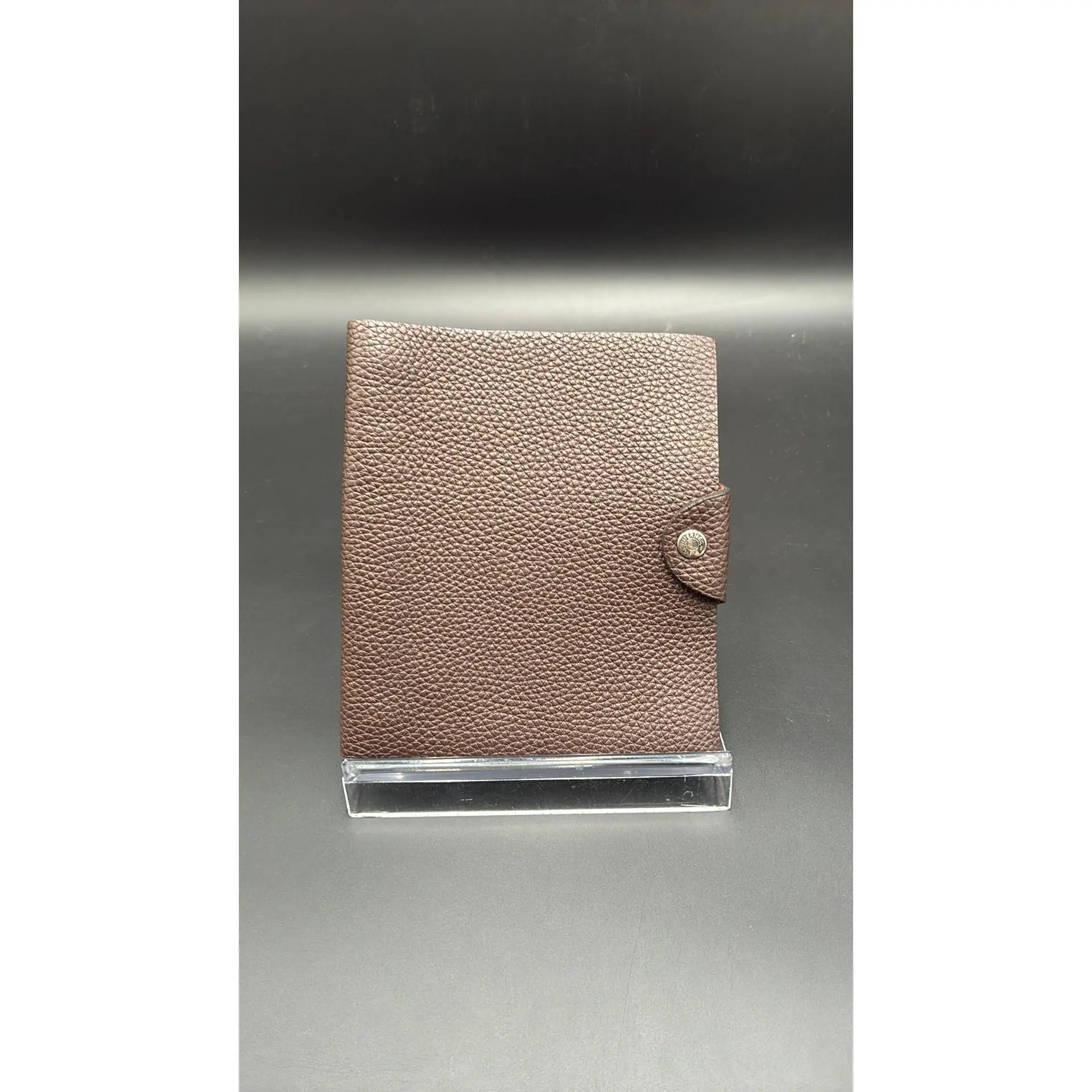 Pre-owned Leather Luxury Bags & Accessories Hermes Ulysse Notebook Cover, Brown Date Code: NODC07172603. Entrupy ID: VMJ9T4K.