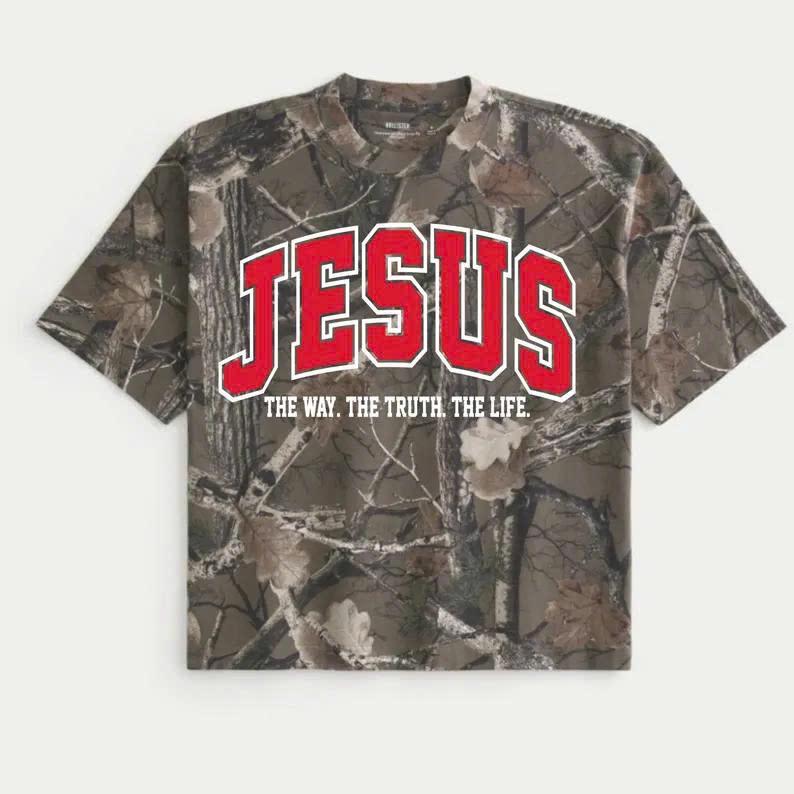 Faith Inspired Camo Graphic Top With Bold Red Text Design Outdoor Streetwear Style Featuring Inspirational Message Unisex Casual Shirt Perfect For Daily Wear Church Events Gifts And Trending TikTok Looks