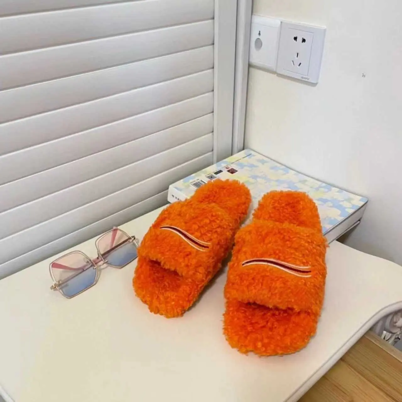 2025 Men's & Women's Winter Fur-Lined Slide Slippers, Bamboo Fiber, Warm Comfortable Walking Footwear for Outdoor Casual Use