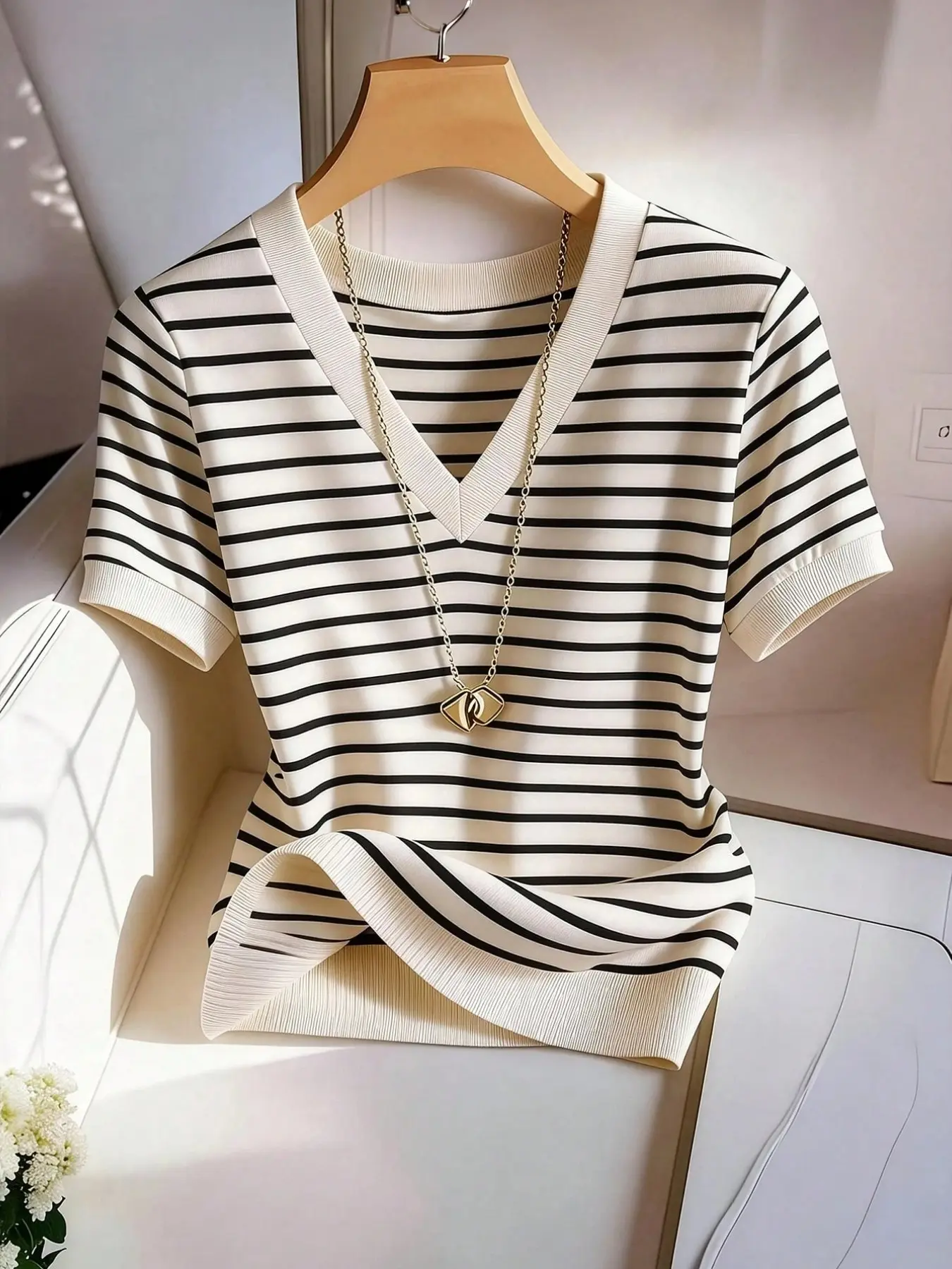French Vintage V-Neck Striped T-Shirt for Women, Casual Fashion Knitwear, Classic Slimming Knit Top, Elegant Casual Office Wear, Easy to Match with Skirts, Chic Everyday Tops
