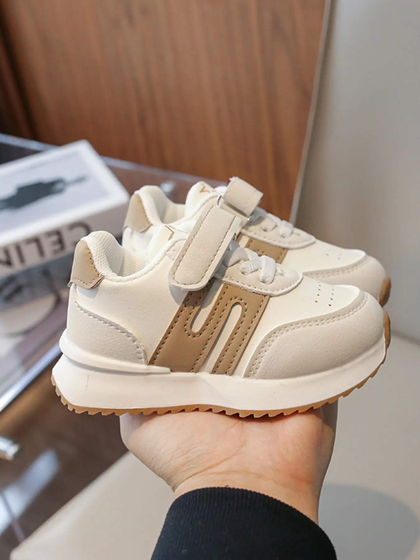 Soft Sole Velcro Sports Shoes, Trendy Sneakers, Fashionable Sneakers, Soft Soled Sneakers, Sneakers Trainer Shoes, Letter Print Sneakers, Comfortable and Cute Everyday Wear, Ideal for Daily Outings and Playtime