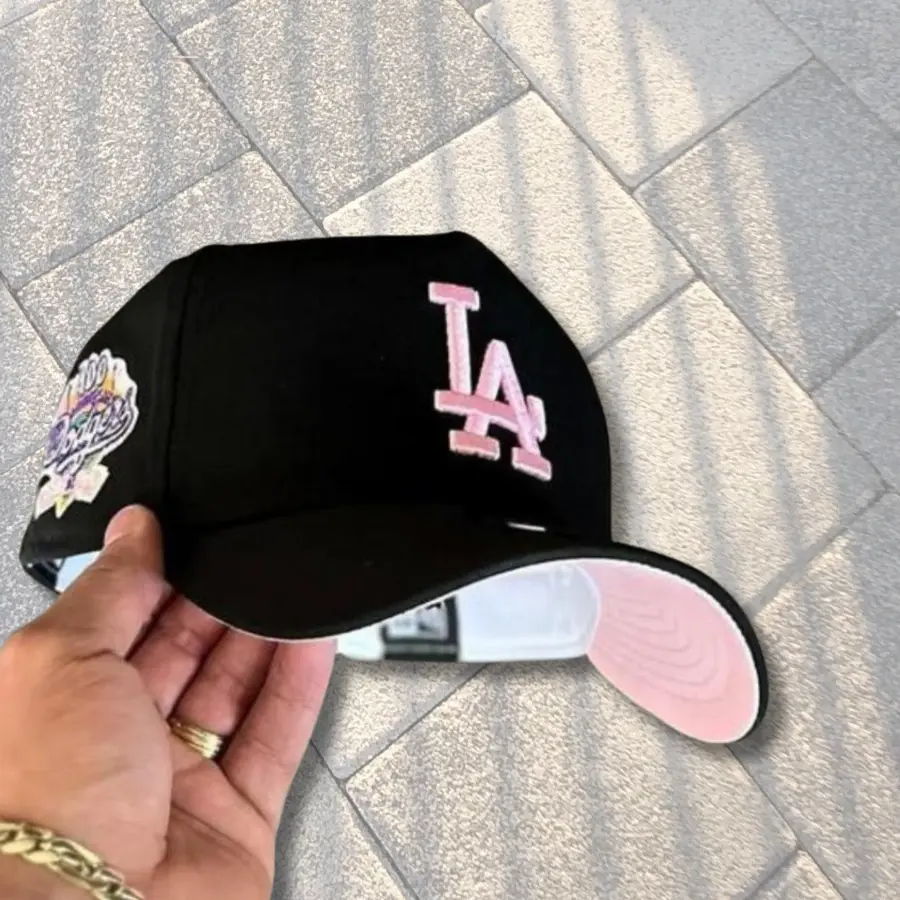 New Era Los Angeles Dodgers 9FORTY Curved Brim Baseball Hat, Pink Embroidered LA Logo & Pink Undervisor, MLB Streetwear Cap, Collector’s Limited Edition 2026 Urban Streetwear Gorra premium, moda urbana para hombres y mujeres