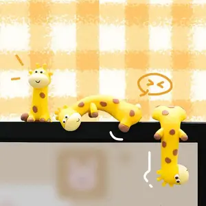 Conspicuous Giraffe Mini Desk Ornaments,Mini Giraffe Desk Ornament Set, Exquisite Desktop Decor, Stylish Office Stationery Accessory, Delicate Table Adornment for Computer Screen Layout And Daily Holiday Gift Preparation
