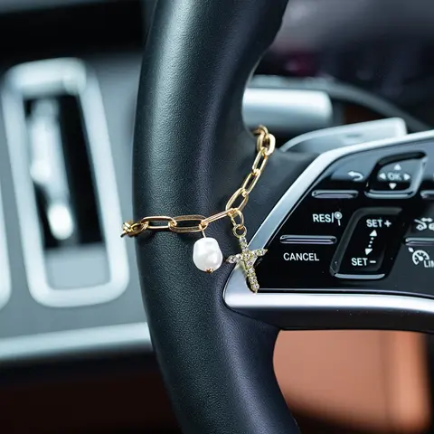 Elegant Cross Pendant Pearl Steering Wheel Chain, Simple Style Car Interior Decor Accessory, Stylish Dashboard Ornament for Vehicles, Aesthetic Car Accessory