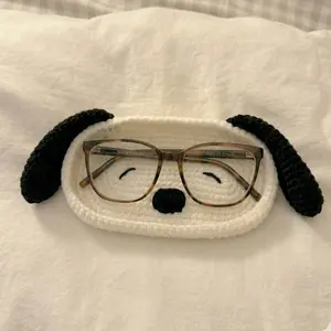 Crochet Dog Glasses Holder, Handmade Black and White Puppy Eyeglass Tray, Cute Crochet Glasses Stand, Gift for Mom Dog Lovers