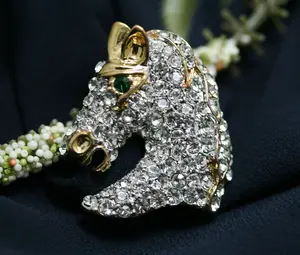 Luxury Crystal Horse Head Brooch Pin – Women's Elegant Rhinestone Equestrian Diamond Jewelry, Fashion Collar Clip Accessory