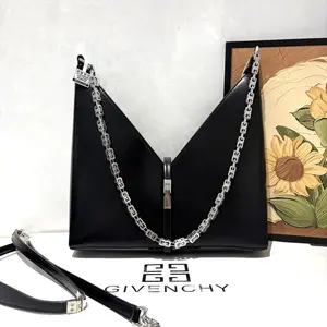 Pre-owned GIVENCHY Leather Shoulder Bags 7.8'' R3159 Shoulder Bag C5437671184 0528 T2 Ella