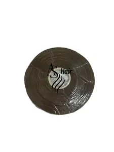 cinta adhesiva larga :consiste en tiras de adhesivo de doble cara . Es  transparente o de color piel, .Está diseñada para proporcionar una sujeción fuerte y duradera, manteniendo las extensiones en su lugar durante varias semanas.Es resistente al agua