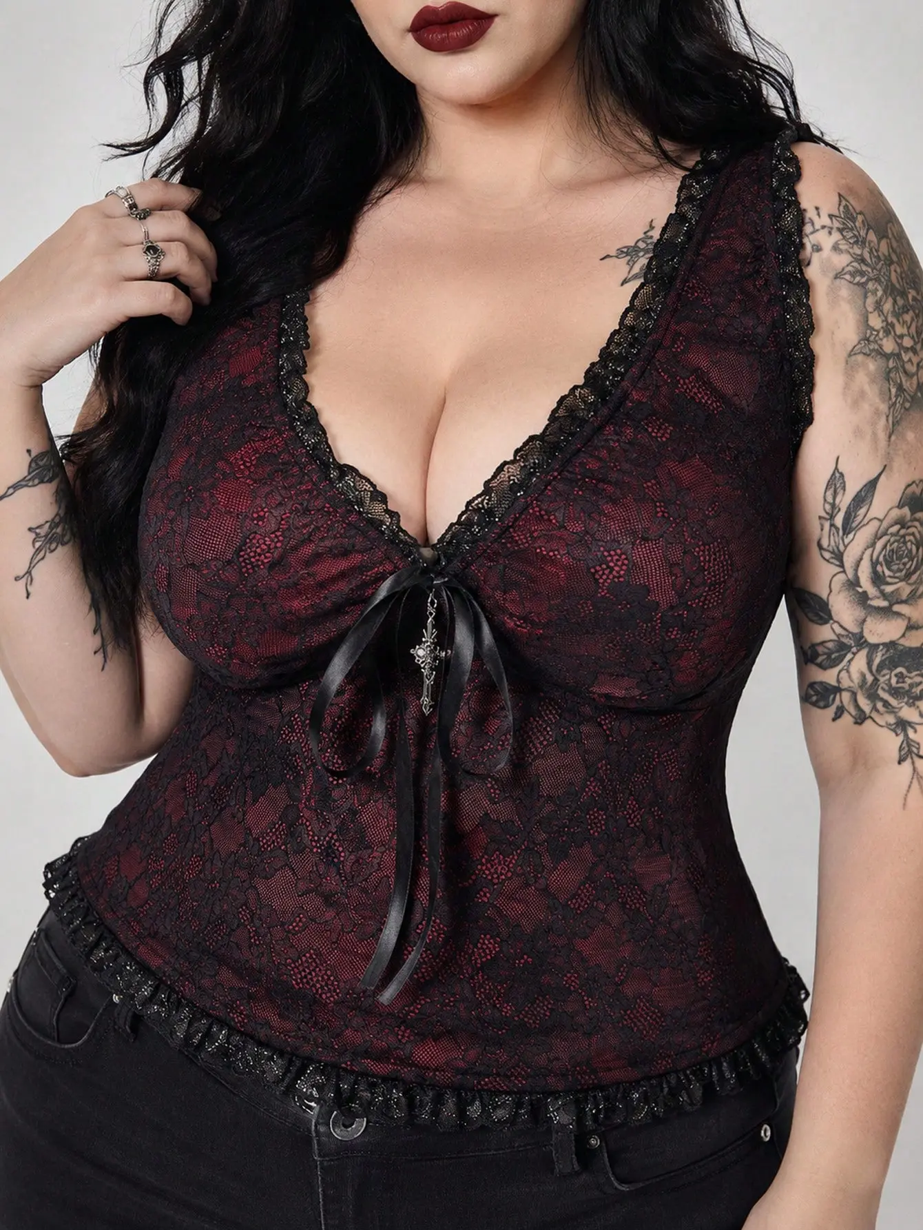 LOVEIU Plus Size Gothic Contrast Color Lace Ribbon Bow Cross Pendant Camisole Y2K E-Girl Grunge Tank Top