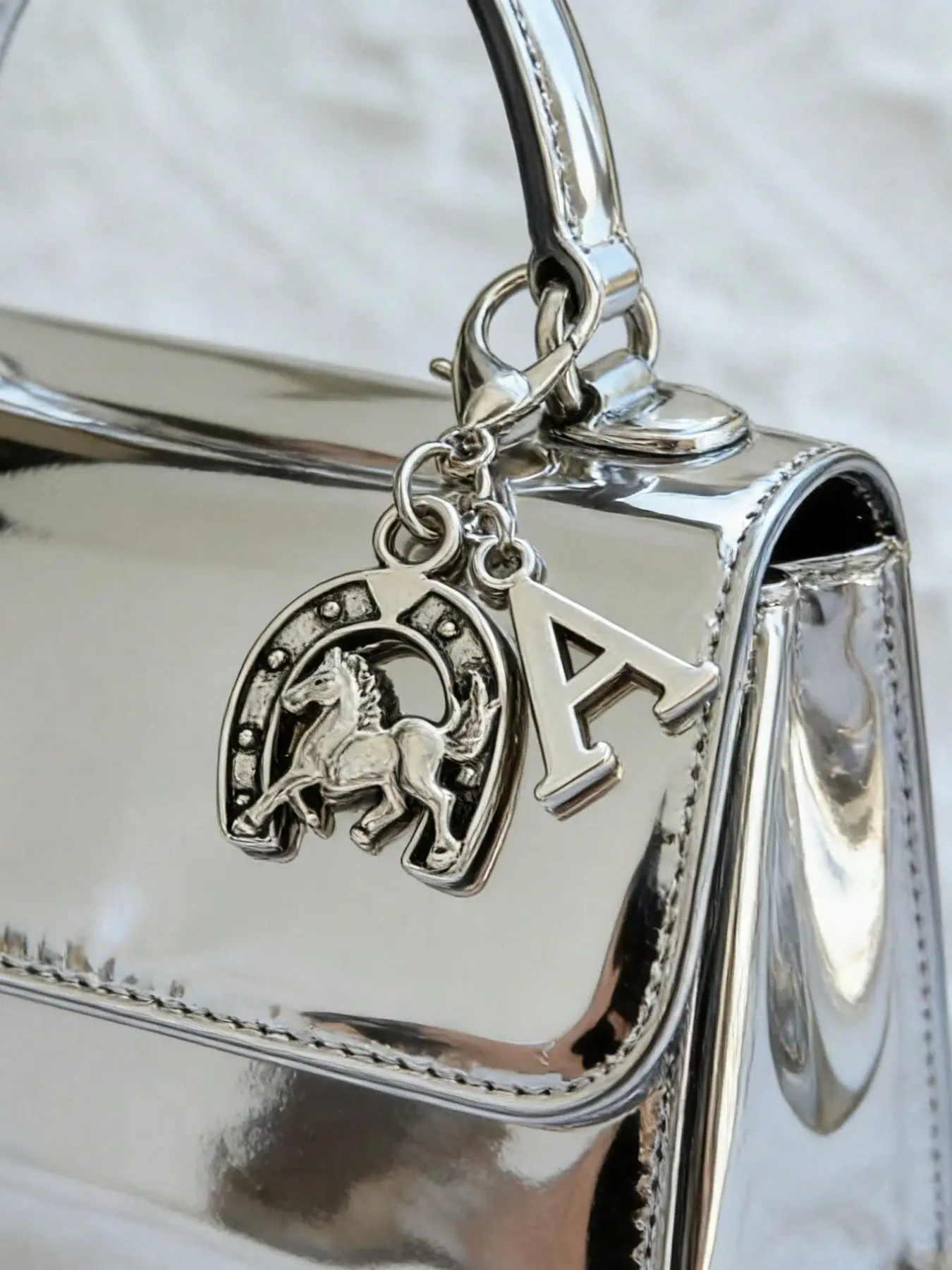 pc 26 Letters Vintage Silvery Horseshoe Keychain, Keychain For Purse, Unisex Lucky Equestrian Keychain Gift, Carnival Gift, Exquisite Craftsmanship Horse-themed Ornament, Daily Accessory for Horse Lovers, Equine Gift