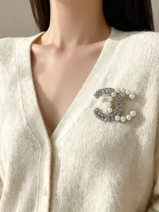 Women's Elegant Brooch Pin, All-Season Letters Pattern Accessory, Stylish Clip-On Jewelry for Daily Wear, Perfect Gift Idea