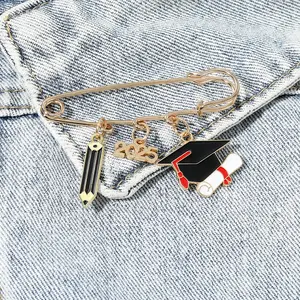 Doctoral Cap and Gown Brooch – Graduation Season Gift, Elegant Ceremony Accessory, Ideal for Grad Party, Pin Badge for Graduates