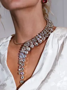 Fashion Personalized Sparkling Rhinestones Accents Durable Metal Choker Style Necklace for Women, Party Accessory, Elegant Charm Geometric Lines Pendant, Stylish Jewelry for All Occasions