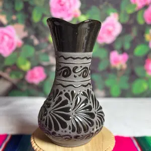 Vase Relieve color Negro/Gris Trébol Piece 9.5ln. Decor