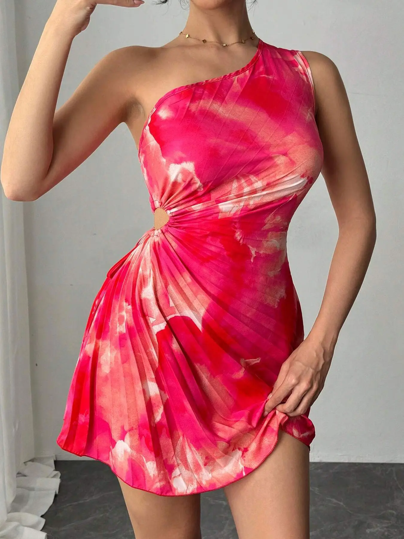 A women's color-block printed pleated V-neck sleeveless high-waisted sexy bodycon fit miniskirt dress, suitable for spring and summer, for daily street wear, trendy photo shoot, dating and other occasions.