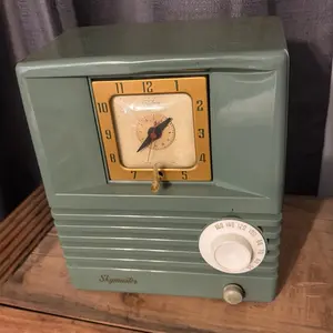 1953 Tube AM Alarm Clock Radio with Bluetooth device