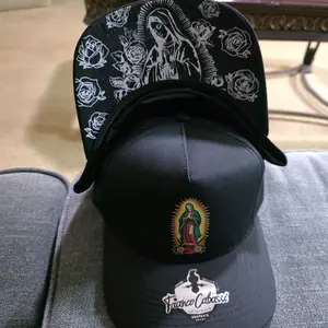 Gorra virgen  ,color obscura virgen blanca debajo de visera  marca franco cabassi  ajustable