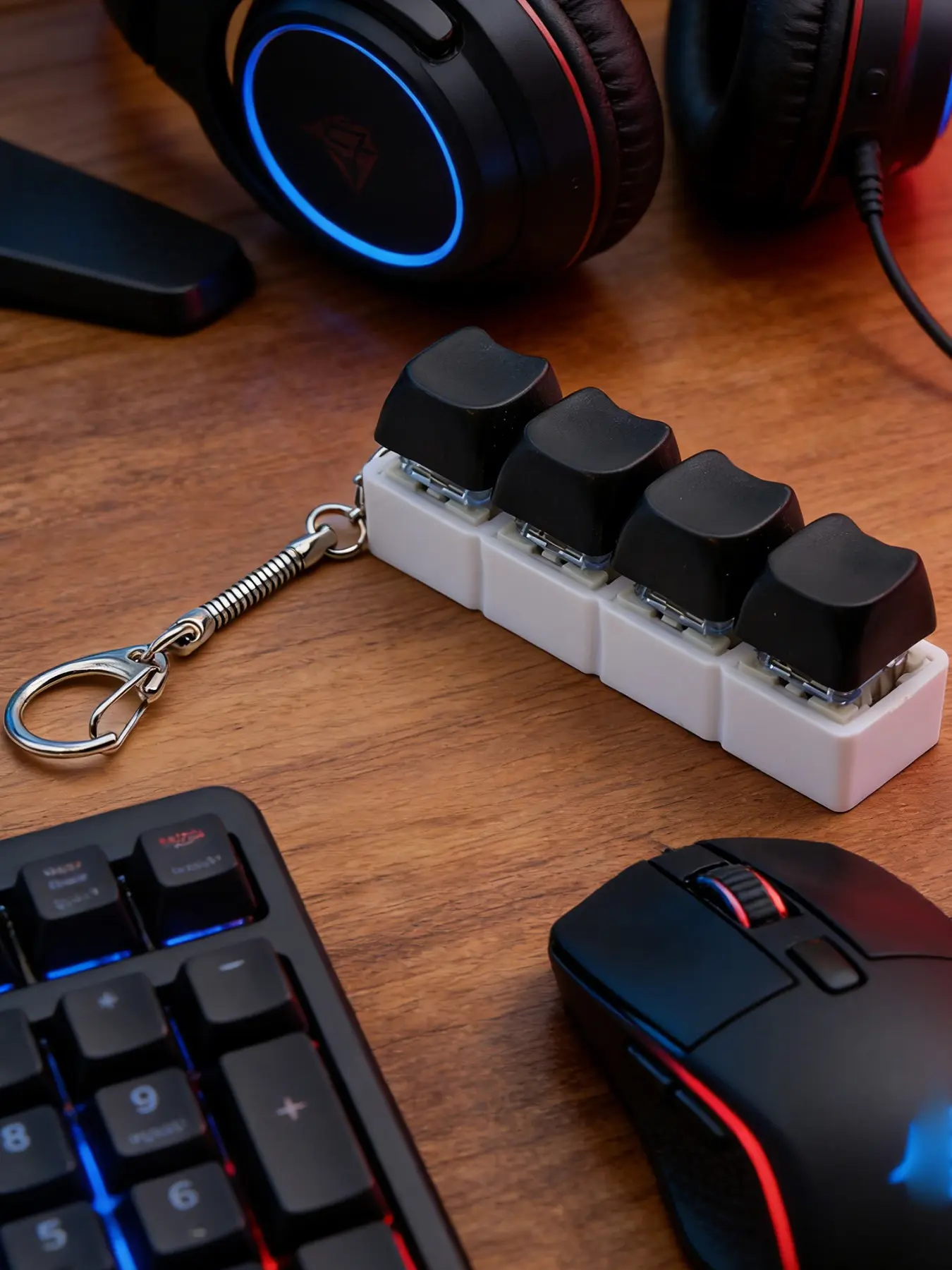 1pc Keyboard Fidget Clicker 4 Keycap Keyboard Sensory Fidget Keychain Decompression Button Stress Keyboard Fidget Toy Make a sound for Relief Relief Stress Pass Time Stress Relief Fidgeting Stress Relief Gadgets