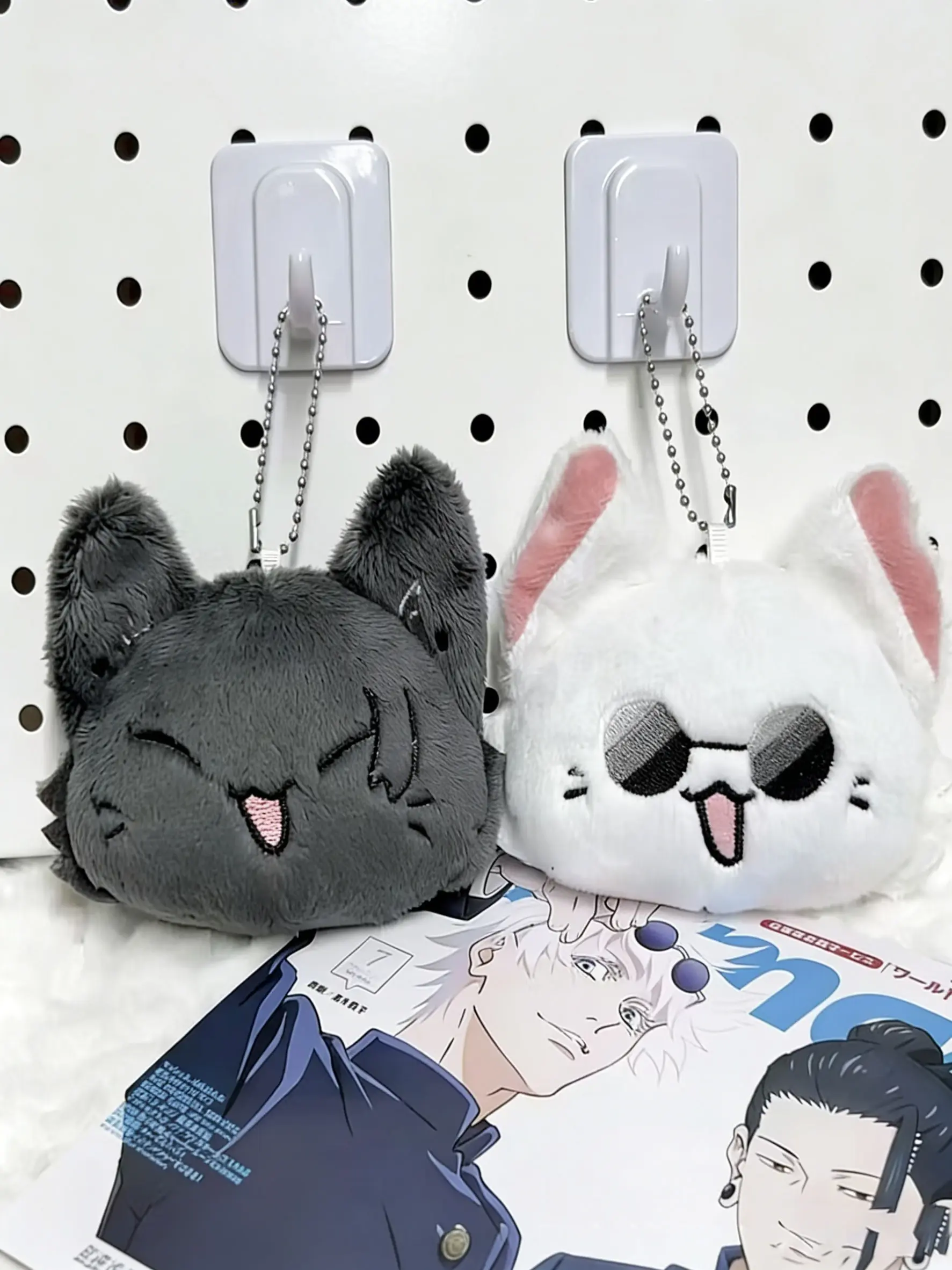 2 Piece Jujutsu Kaisen Plush Toy Keychain, Fluffy Bunny Keychain, Five-Striped Wuzi Squeaky Sound Figure Pendant, Summer Oil Jack Doll Cartoon Accessory, Soft Keychain, Trendy Cute Keychain, Cute Soft Keychains